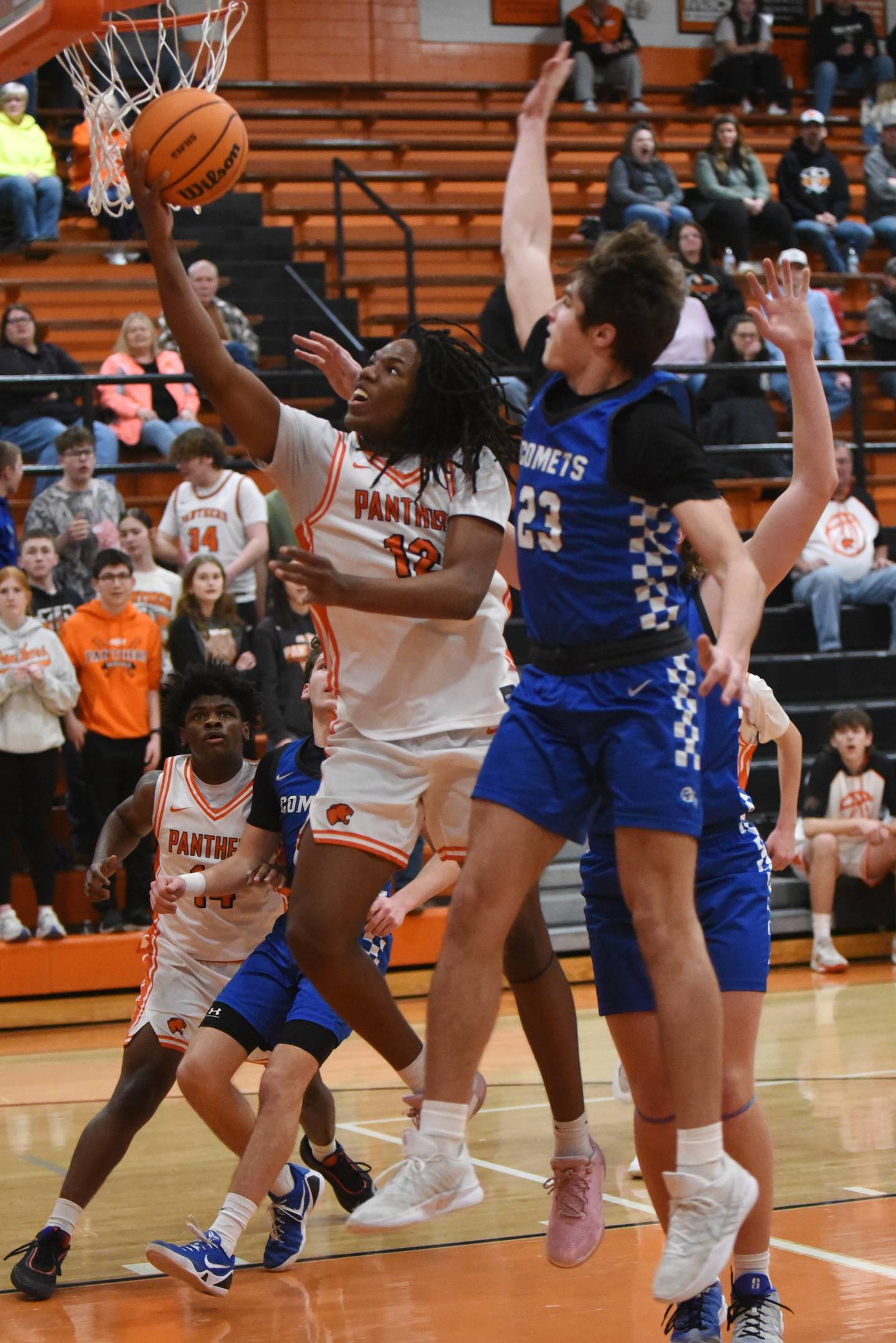 Gardner-South Wilmington's Leondre Kemp, left, attempts a layup as Clifton Central's Mayson Mitchell defends during the River Valley Conference Tournament semifinals at Gardner-South Wilmington Tuesday, Feb. 10, 2026.