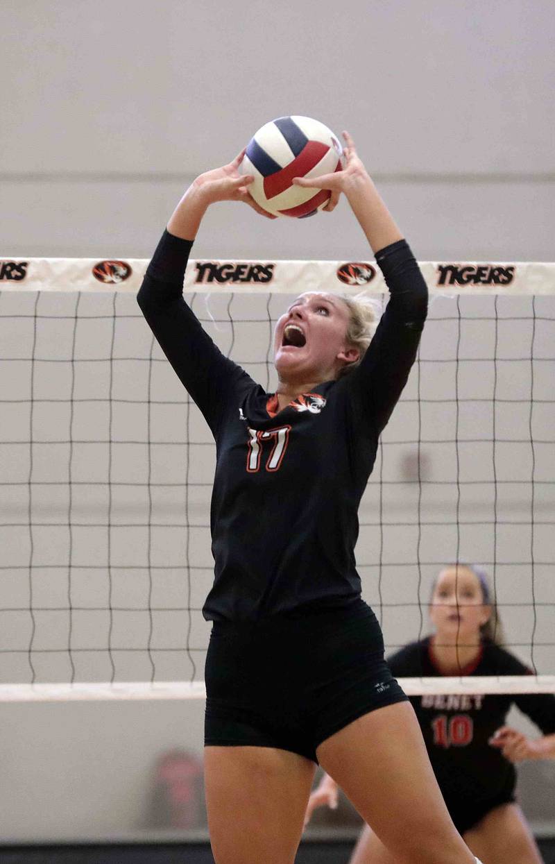 Brian Hill/bhill@dailyherald.com
Wheaton Warrenville South’s Rebecca Bellows (17) sets the ball against Benet Academy Saturday September 17, 2022 in Wheaton.