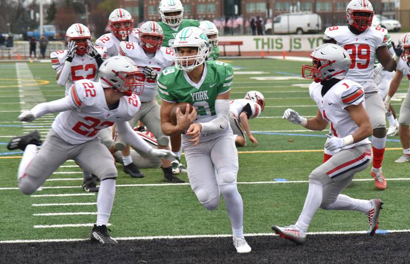 York’s Matt Vezza keeps the ball for a touchdown run against Palatine in a Class 8A quarterfinal playoff football game in Elmhurst on Saturday, November 12, 2022.