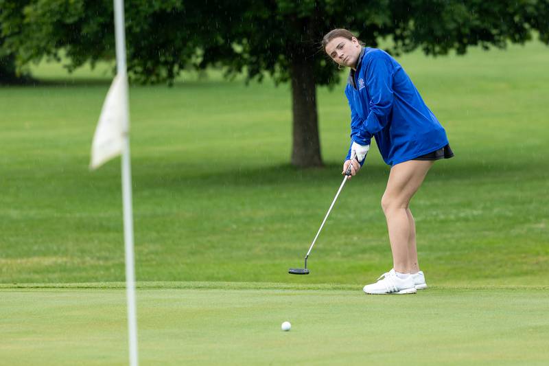 Allison Thome putts on Saturday, August 10, 2025 at the annual Illinois Valley Women's Golf Tournament at Edgewood Golf Club in McNabb.
