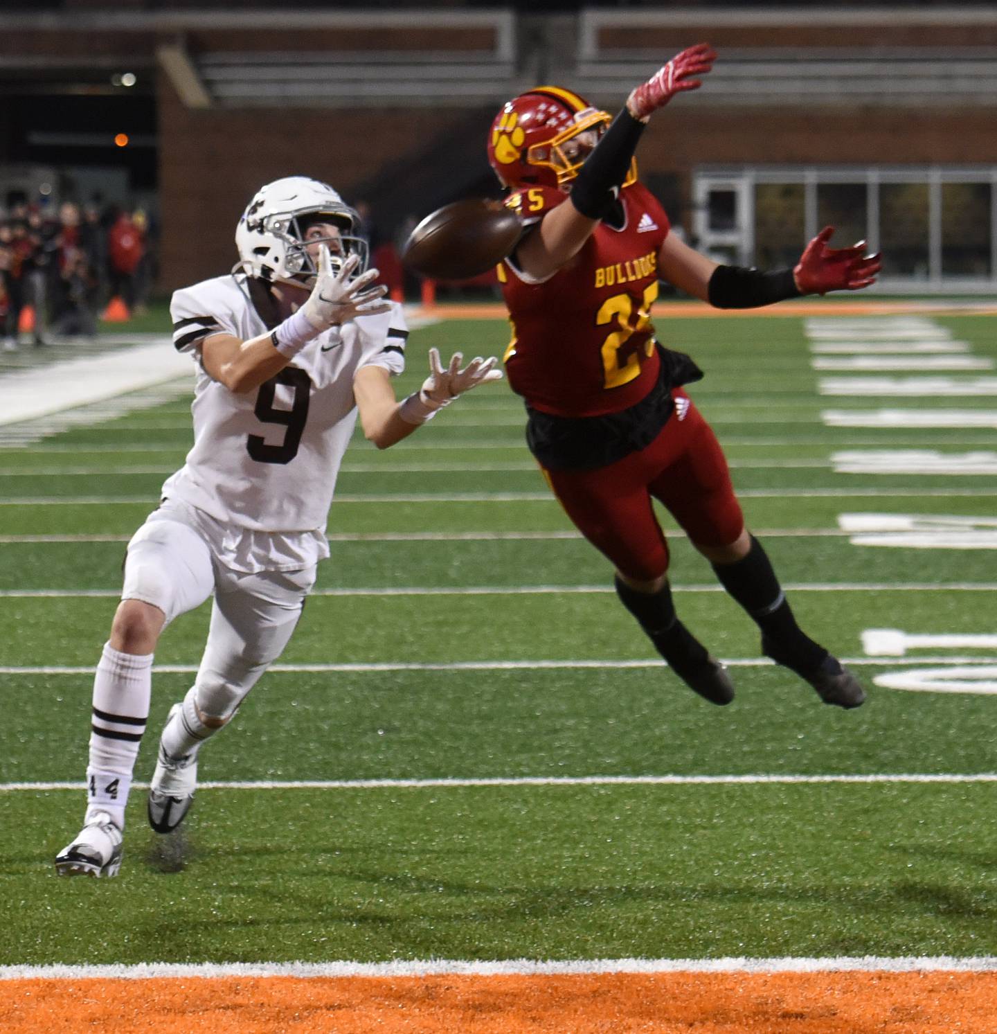 Joe Lewnard/jlewnard@dailyherald.com
Mount Carmel’s Jimmy Deacy makes a touchdown catch on a play defended by Batavia's Grant Wardynski during the Class 7A football state title game at Memorial Stadium in Champaign on Saturday, Nov. 26, 2022.