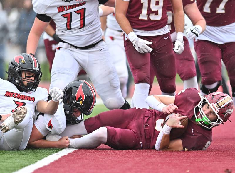 Morris Caeden Curran (9) scores a touchdown  during the class 4A second round playoff game against Metamora on Saturday, NOV. 08, 2025, at Morris.