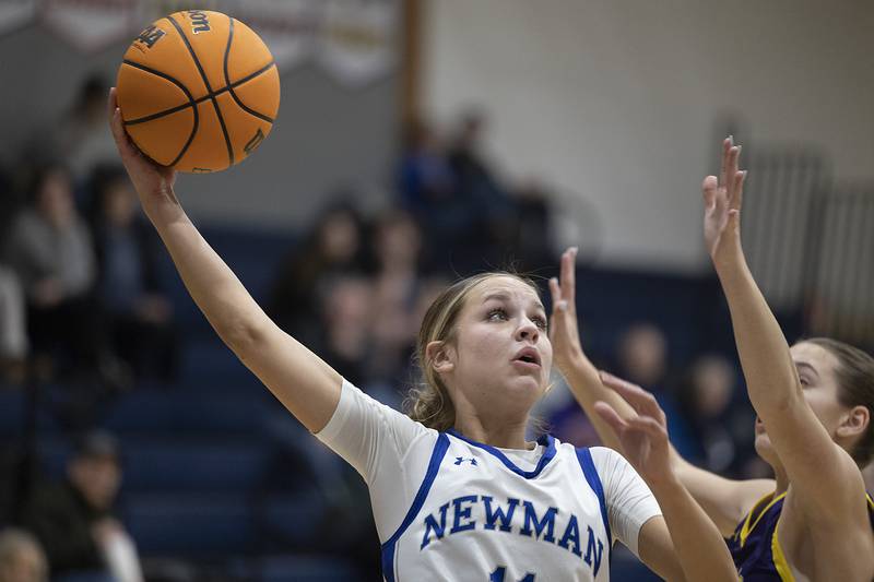 Newman’s Brooklyn Smith reaches for the ball against Mendota Thursday, Jan. 23, 2025.