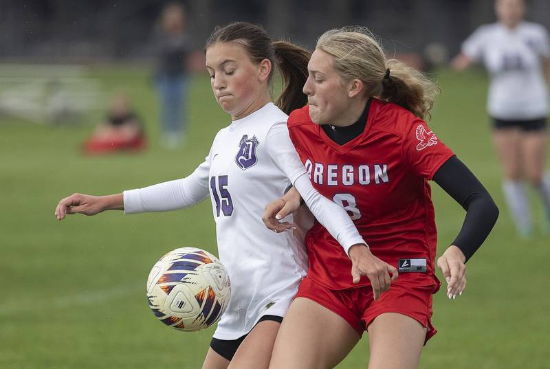 Dixon’s Jenna Harrison and Oregon’s Addison Rufer fight for position Thursday, May 1, 2025.