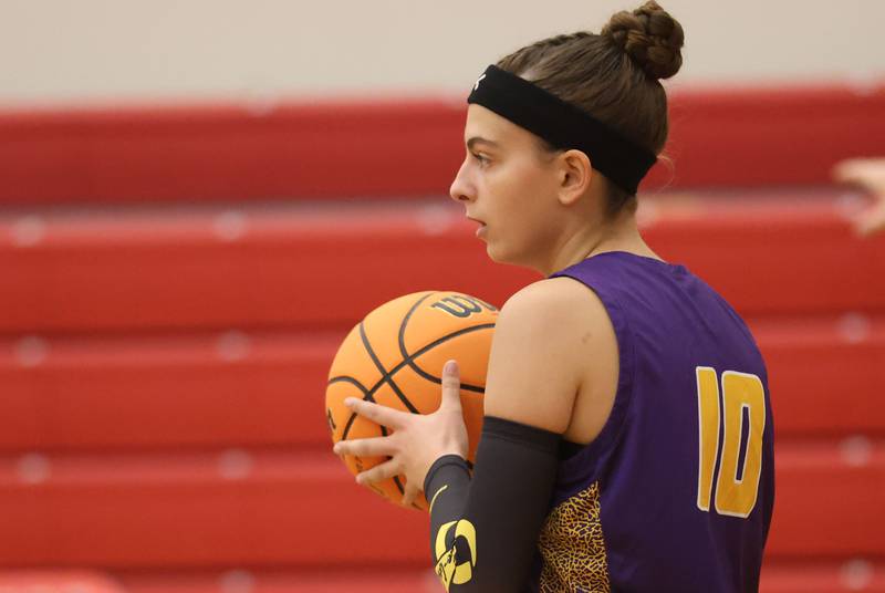 Hall's Leah Pelka eyes the hoop as Mendota's Karissa Freeman defends on Monday, Dec. 1, 2025 at Hall High School.