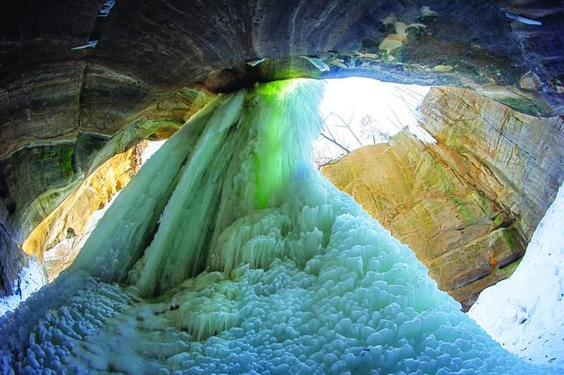 Frozen waterfall in Starved Rock State Park
