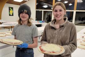 Leaf River Soaring Eagles help Lions Club with pizza fundraiser