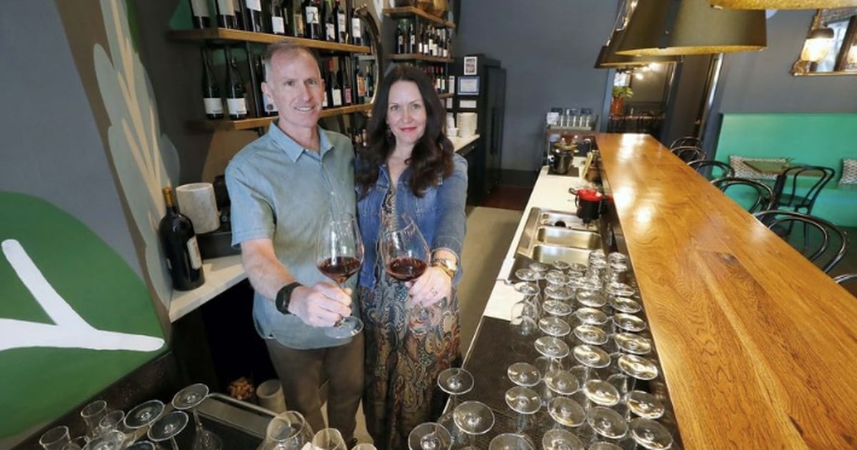 New wine bar in downtown Glen Ellyn uncorks ‘art in a bottle’ Shaw Local