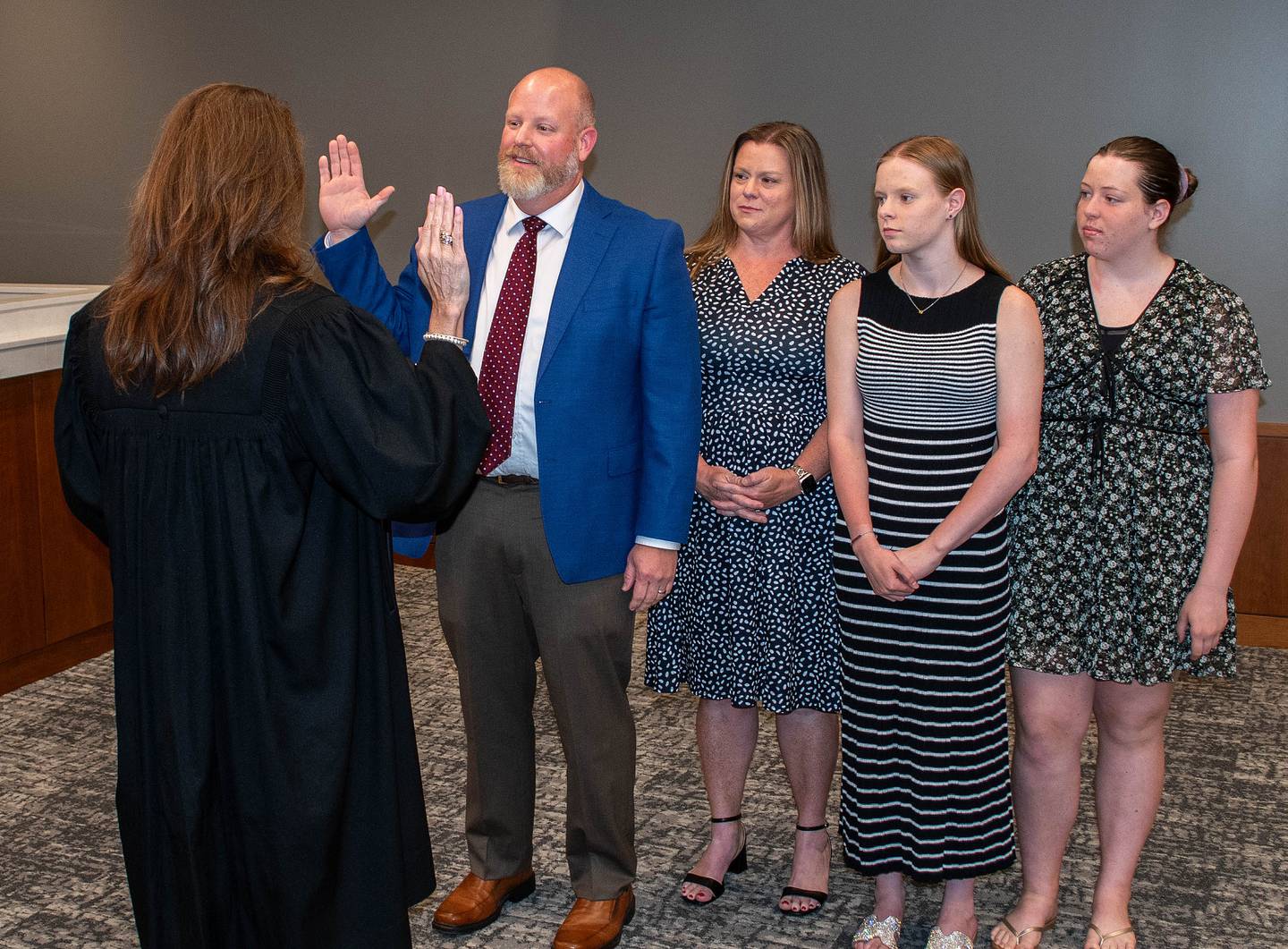 New Downers Grove Commissioner Rob Roe takes the oath of office May 6 at the Village Council meeting.