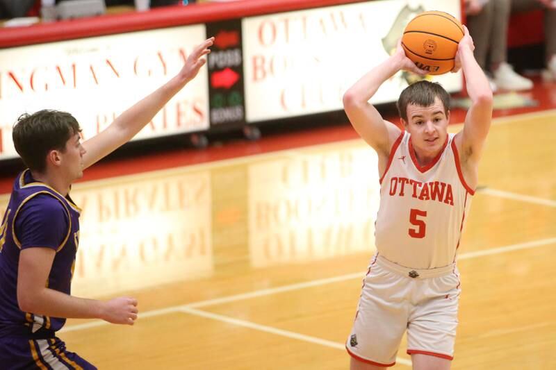 Ottawa's Klyler Araujo looks to pass the ball around Mendota's Braiden Freeman on Tuesday, Jan. 7, 2025 in Kingman Gym at Ottawa High School.
