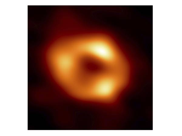 Astronomers capture 1st image of Milky Way’s huge black hole