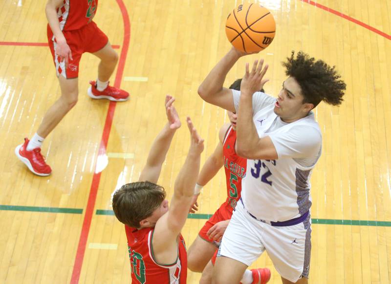 Dixon's Darius Harrington drives to the hoop as L-Ps Braylin Bond defends during the Class 3A Regional semifinal game on Wednesday, Feb. 26, 2025 in Sellett Gymnasium at L-P High School.