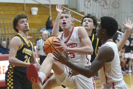 Behind Joe Hoesktra’s 19-point, 24-rebound double-double, Streator holds off Reed-Custer