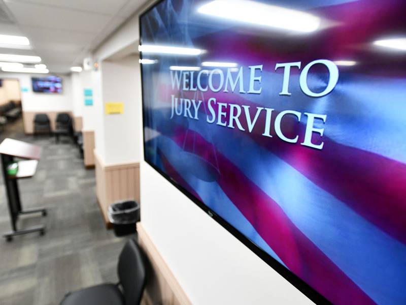 60 dead people found on Illinois jury panel, triggering constitutional challenge