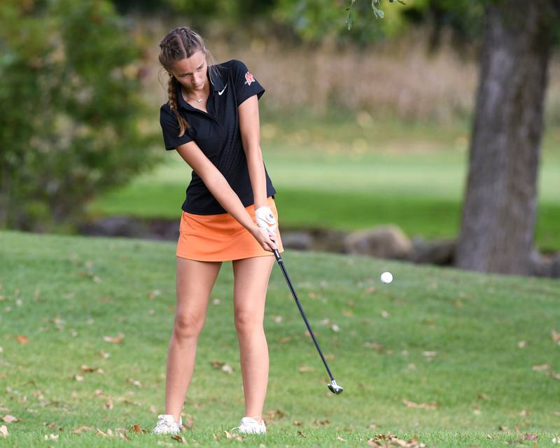 Avery Selk of Minooka Chips onto the green during the Southwest Prairie conference meet on Wednesday Sept. 24, 2025, held at Blackberry Oaks Golf course in Bristal.