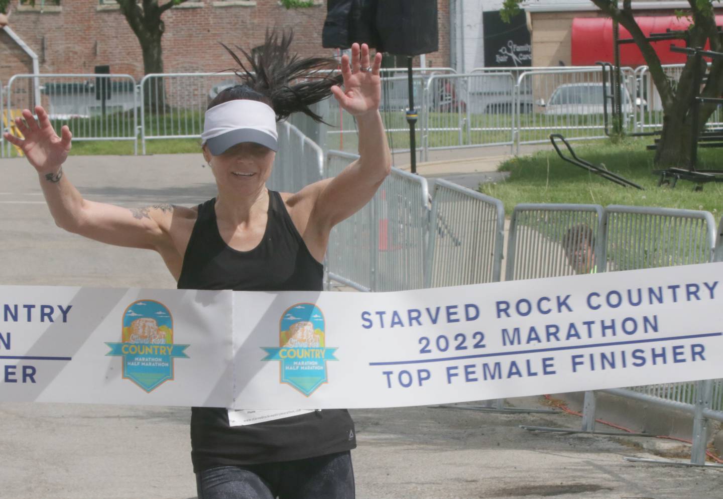 Η Angie Lampi από το Dexter, Mich., είναι η κορυφαία γυναίκα που τελείωσε καθώς περνά τη γραμμή τερματισμού κατά τη διάρκεια του Starved Rock Marathon το Σάββατο, 14 Μαΐου 2022, στην Οτάβα.