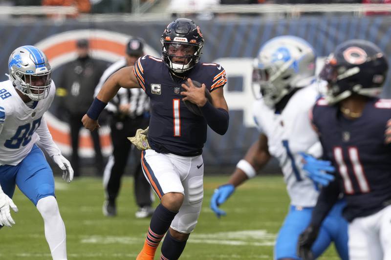 Chicago Bears quarterback Justin Fields runs the ball against the Detroit Lions during the first half, Sunday, Nov. 13, 2022 in Chicago.