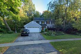 Single-family home sells in St. Charles for $560,000