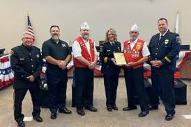 Grundy County 40&8 Blue Chevaliers present posthumous award for fallen Morris officers