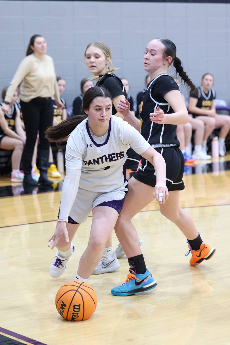Manteno's Lila Prindeville drives around Reed-Custer's Atiana Hood during Reed-Custer's 45-42 victory over Manteno on Monday, Feb. 2, 2026.