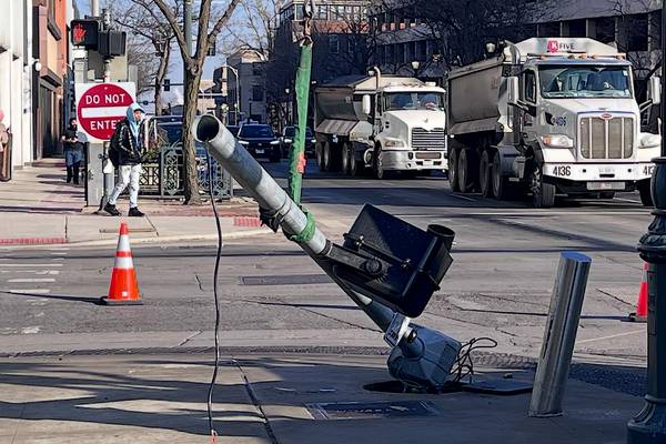 Semitrailer in Joliet reportedly damages traffic signal near courthouse