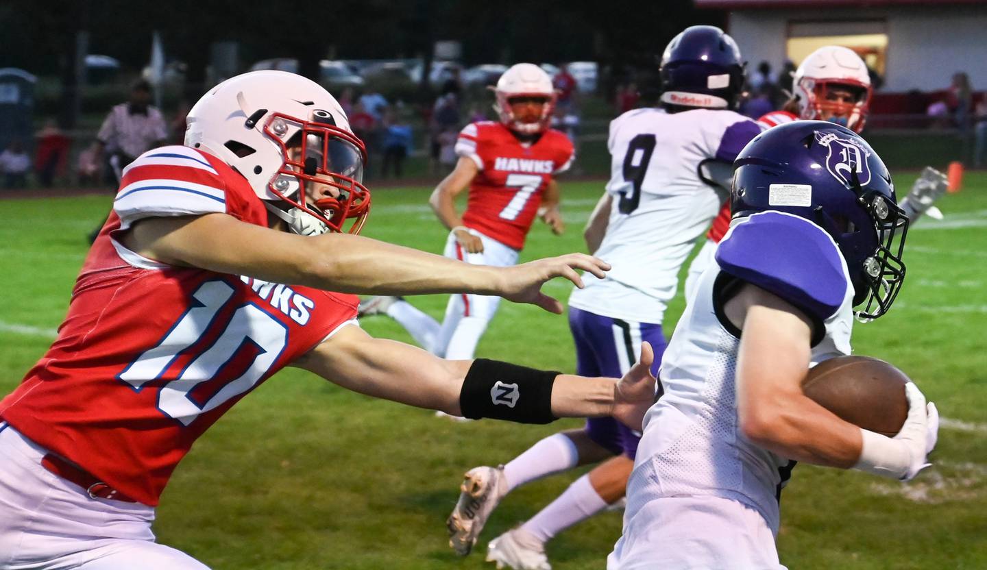 Oregon's Jackson Glendenning reaches for Duke runner Jath St. Pier Friday, Aug. 26, 2022.