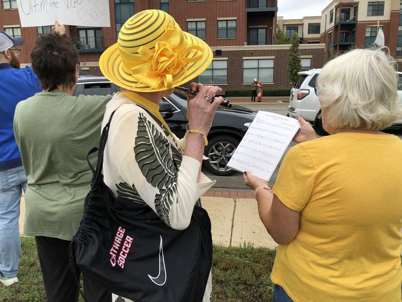 Between 500-600 people were estimated at the No Kings protest Saturday morning in Algonquin on Route 62, part of more than 2,500 rallies held across the country, according to organizers.