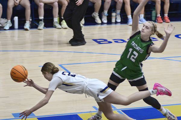 Dwight sets tone with defense, finds offense in 61-31 win against Marquette