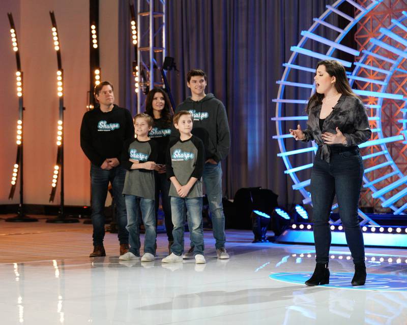 Samantha Sharpe auditions for American Idol with her family behind her.