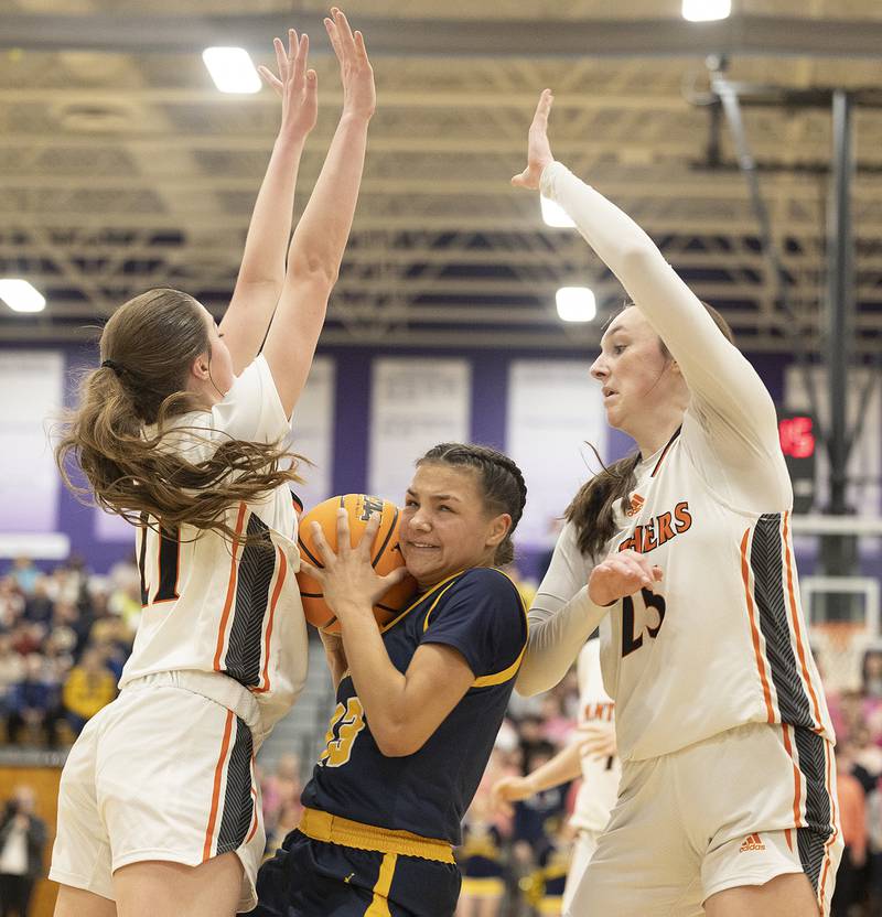 Sterling’s Joslynn James works against Washington’s Ainsley Redlingshafer and Danielle Guedet Monday, March 3, 2025, during the 3A Supersectional at Rochelle High School.
