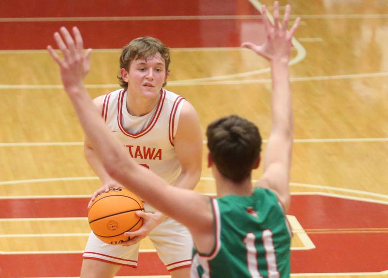 Ottawa's Kaden Konwinski looks to pass around L-P's Jameson Hill on Friday, Feb. 6, 2026 in Kingman Gymnasium at Ottawa High School.