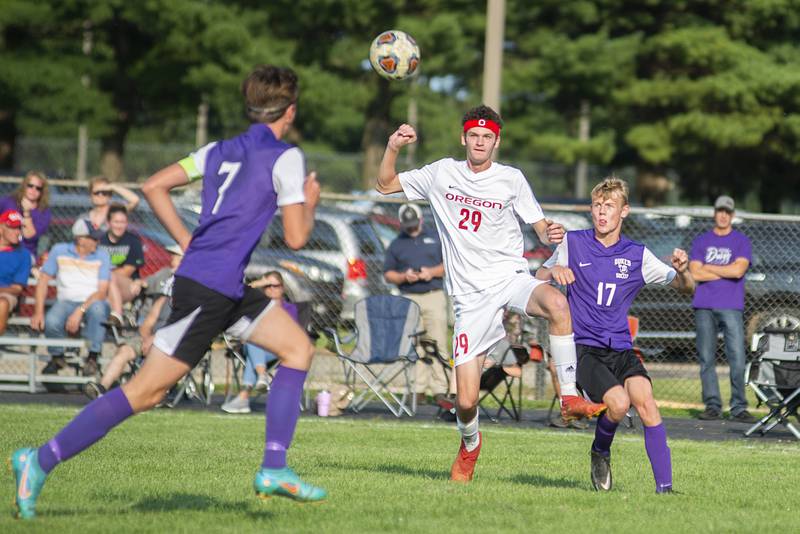 Oregon’s Miley Smith and Dixon’s Hayden Yingling fight for the ball on Wednesday, Sept. 14, 2022.