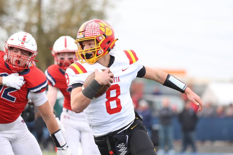 Batavia's Michael Vander Luitgaren rushes to the outside against St. Rita in the Class 7A state semifinal on Saturday, Nov. 22, 2025 in Chicago.