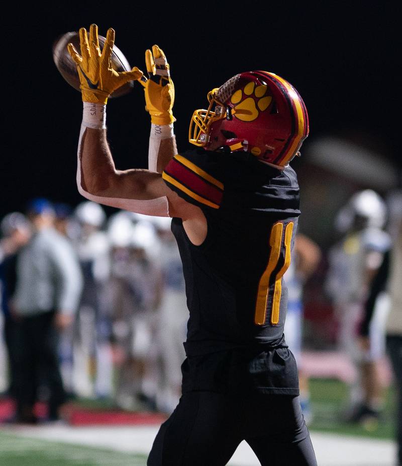 Batavia’s Gerke Drew (11) catches a pass for a touchdown against Geneva during a football game at Batavia High School on Friday, Oct 7, 2022.