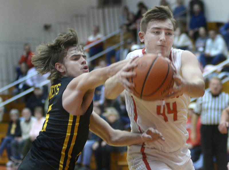 Reed-Custer’s Collin Monroe tries to disrupt Streator’s Nolan Luckach (44) in the first quarter of the Bulldogs' 62-18 home win Tuesday, Dec. 5, 2023.