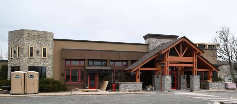 Twin Peaks plan to open in March 2025 at the former Bulldog Ale House space in Algonquin.