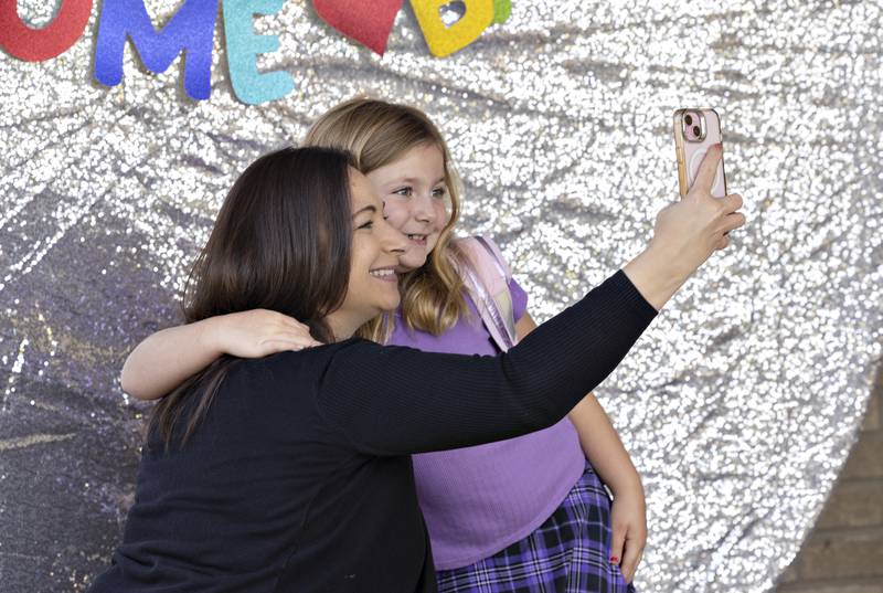 Jen Kutz snaps a selfie with daughter Miley, 6, Wednesday, Aug. 13, 2025, for the first day of school at Washington in Dixon.