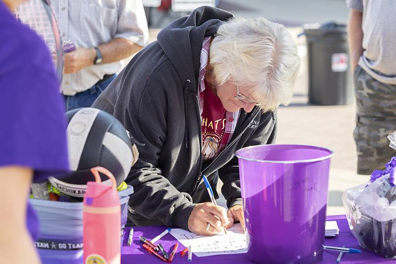 Cindy Thompson fills out a guess for the number of balls in a basket Wednesday, Aug. 21, 2024, at Dixon City Market. In conjunction with school spirit night, Dixon High School held the contest with winners receiving a basket of school swag.