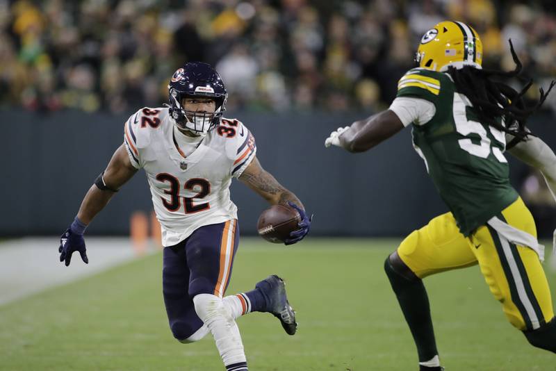 Chicago Bears' David Montgomery runs past Green Bay Packers' De'Vondre Campbell during the first half Sunday, Dec. 12, 2021, in Green Bay, Wis.