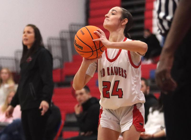 Patrick Kunzer for Shaw Local
Huntley’s Kara Giordano prepares to drain a three-point basket against Mundelein in varsity girls basketball Komaromy Classic tournament  action on Tuesday, Dec. 30, 2025, at Dundee-Crown High School in Carpentersville.