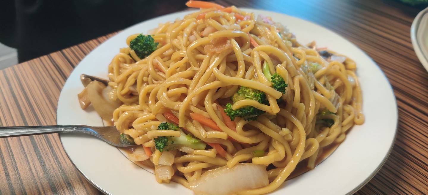 The veggie lo mein at Ren's in Sycamore.