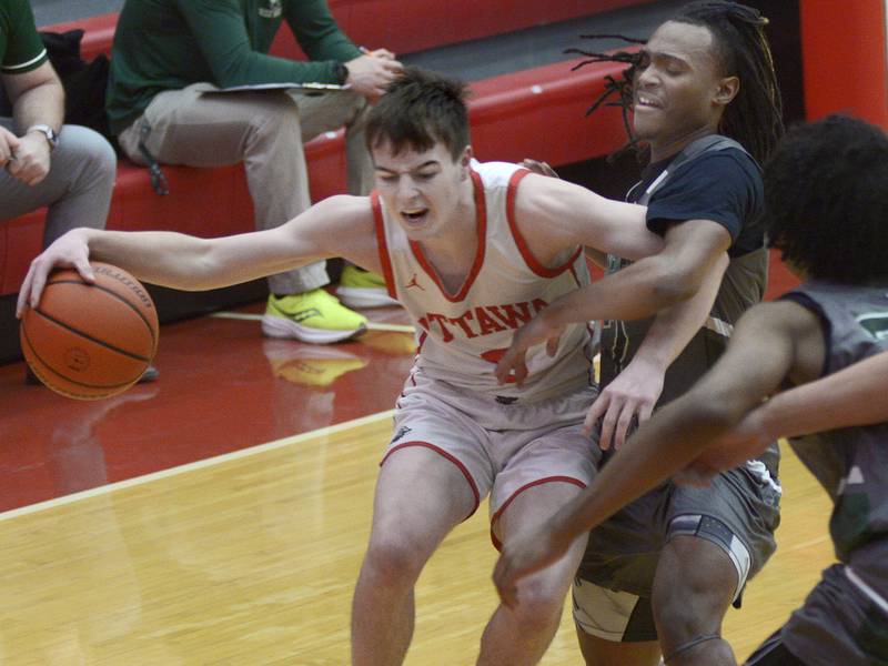 Ottawa’s Kyler Araujo runs into Plainfield’s Ari Williams on a drive to the basket in the 1st period Wednesday at Ottawa.