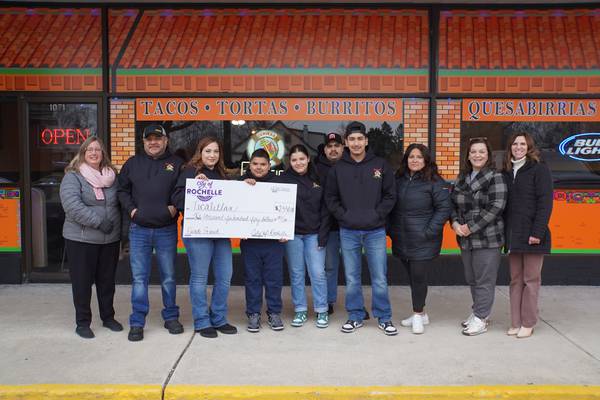 Rochelle presents facade grant to Tecalitlan Restaurant