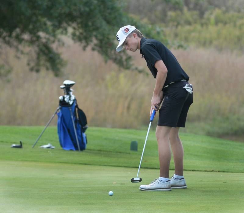 Byron's Landon Smith putts during the 1A Pearl City Regional on Wednesday, Oct. 1, 2025 at Wolf Hollow Golf Course in Lena.
