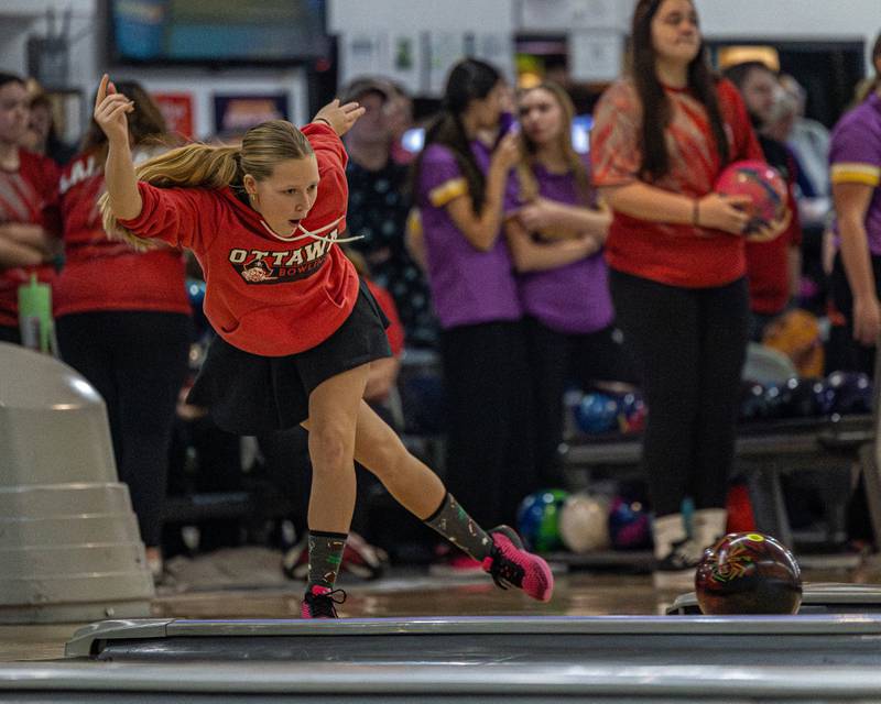Rylee Hartsted of Ottawa bowls ball down lane at the L-P Cavalier Classic on Saturday, December 20, 2025 at Super Bowl in Peru.