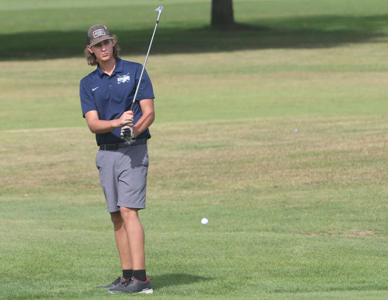 Fieldcrest's Zachary Harms hits toward the 6th hole during the Class 1A Regionals on Wednesday, Oct. 1, 2025 at Deer Park Golf Club in Oglesby.