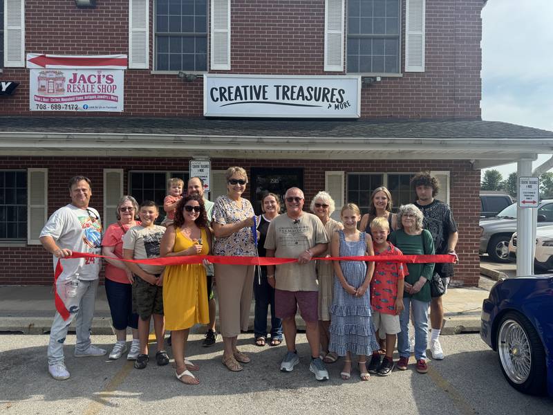 Diamond Mayor Terry Kernc, Grundy Chamber President & CEO Christina Van Yperen, Creative Treasures owners Dan and Stepanie Porterfield officially cut the ribbon for their grand opening this past summer alongside their family and friends.