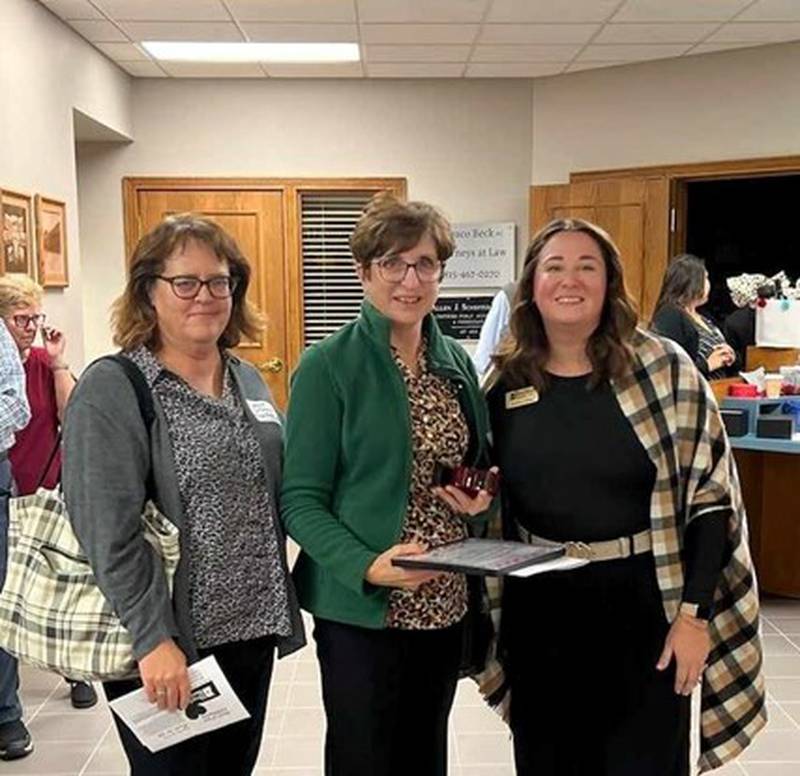 Heartland Bank’s Ashley Jurkas presents Robin White with award.