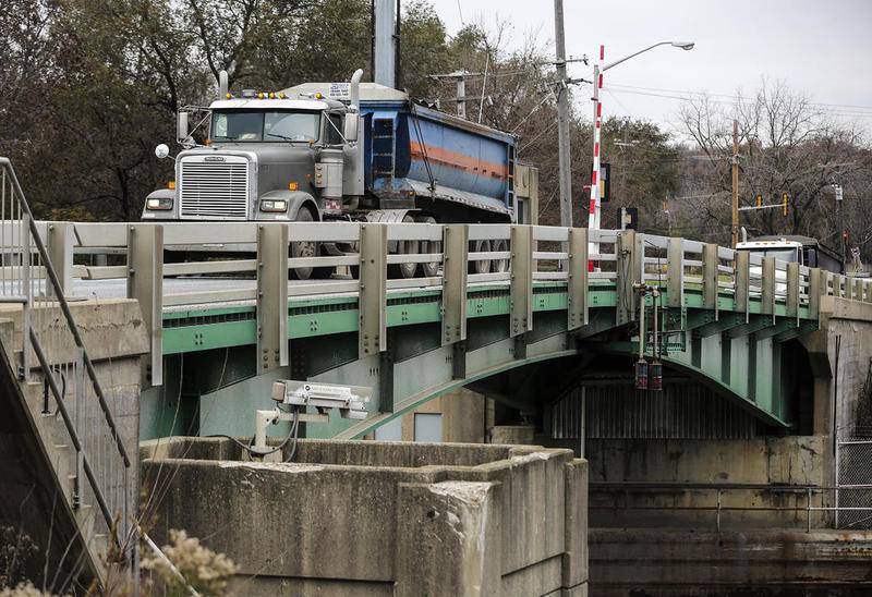 Traffic flows along the Brandon Road Bridge on Thursday, Nov. 16, 2017, in Joliet, Ill.