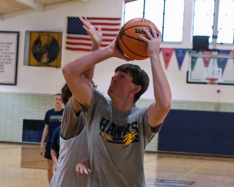 Hiawatha’s Aidan Cooper takes a shot during practice on Thursday June 5, 2025, held at Hiawatha High School.